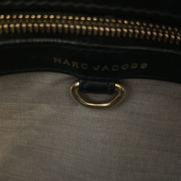 Black Marc Jacobs bag! Great shoulder bag with lots of room. A classic. - Picture 4 of 6